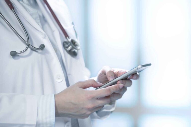 Darstellung einer WhatsApp-Kommunikation mit DocCheck-Login zur HCP-Authentifizierung über Comviira