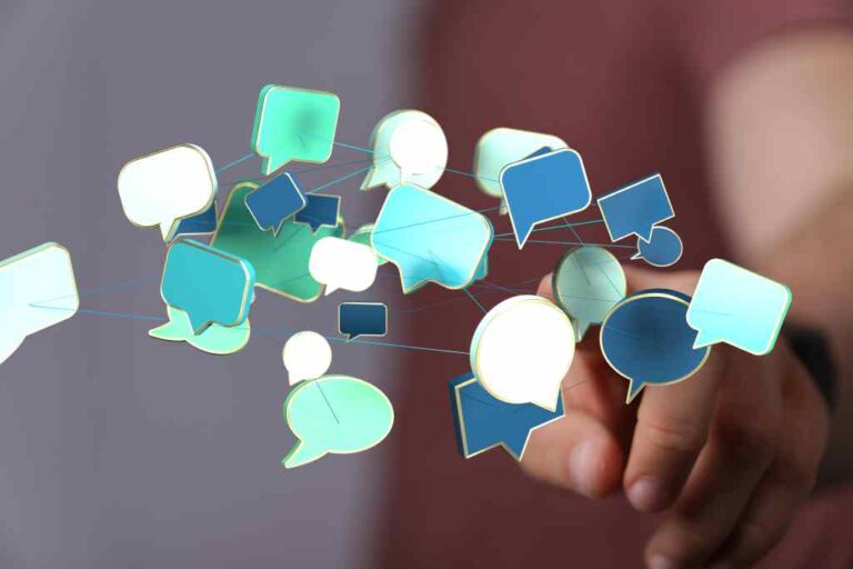 WhatsApp-Dialog mit Comviira als Erweiterung klassischer Social-Media-Kommunikation