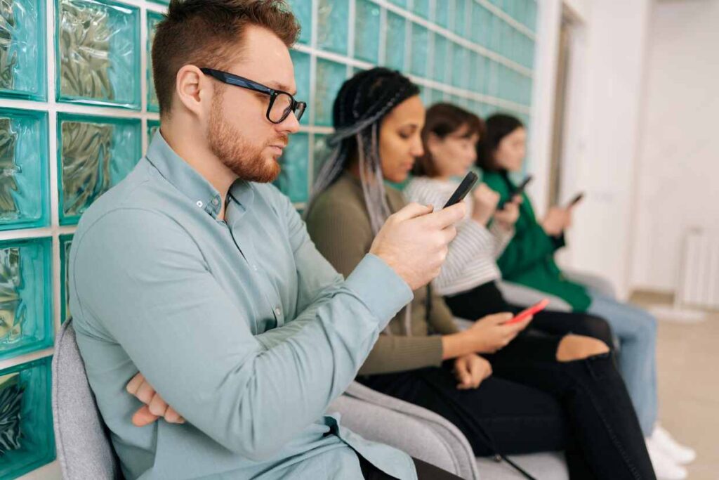 Illustration eines Smartphones mit WhatsApp-Chat zwischen Patient und Servicecenter, Symbolbild für digitale Patientenkommunikation